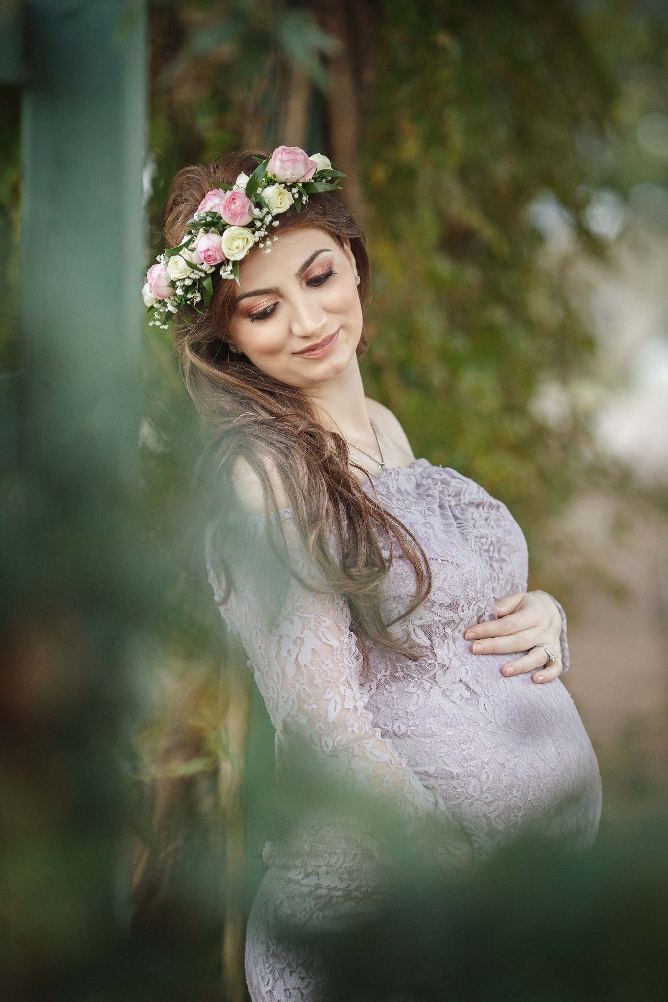 Best Maternity Photographer in Phoenix, AZ creatively poses mom to be
