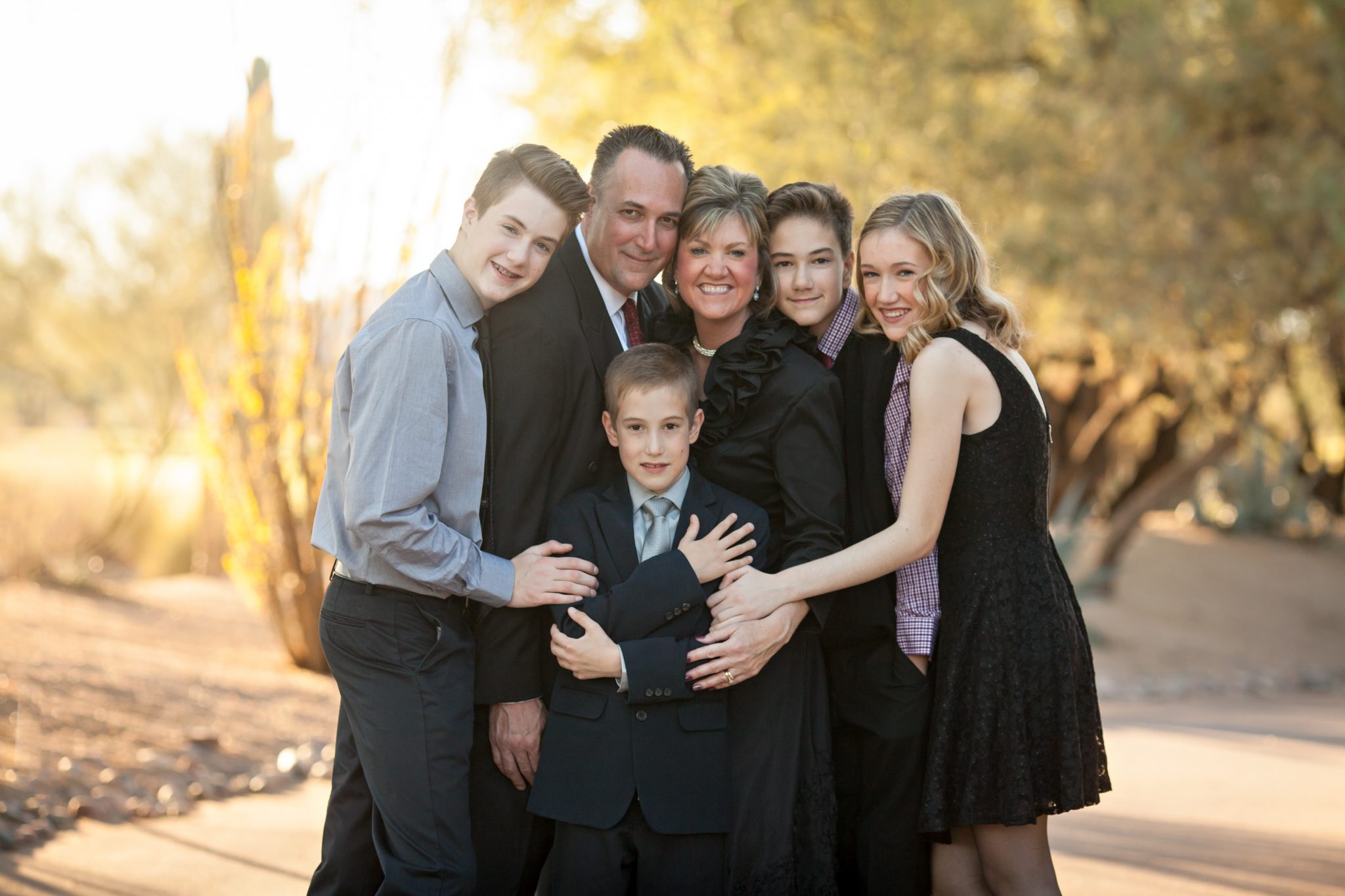 Family of six portrati with older children in Phoenix Arizona