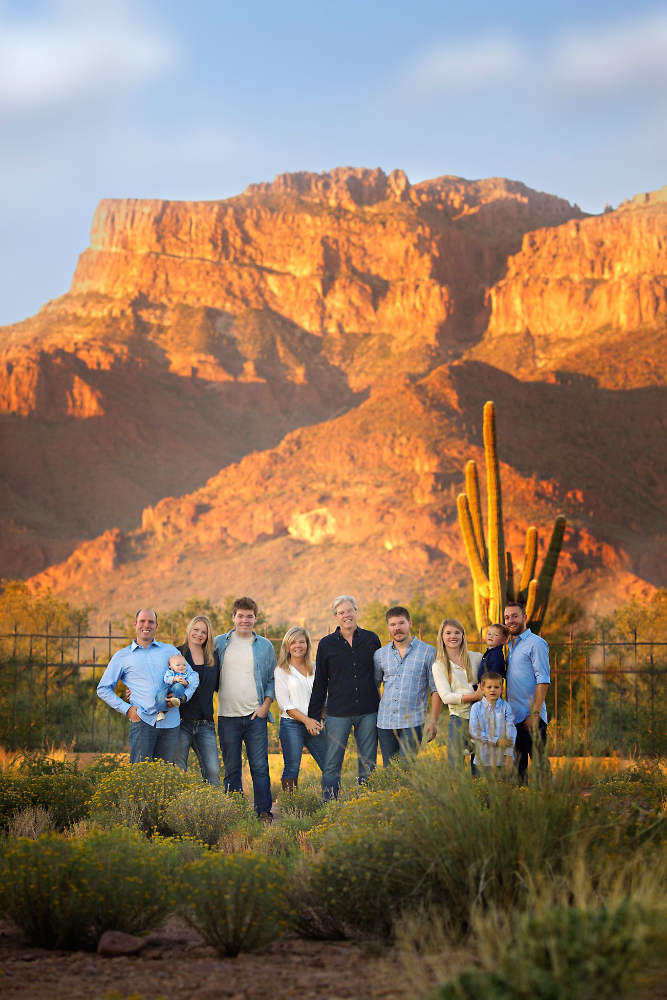 extended fmaily photography on the south side of Superstition mountain near Gold Canyon, AZ