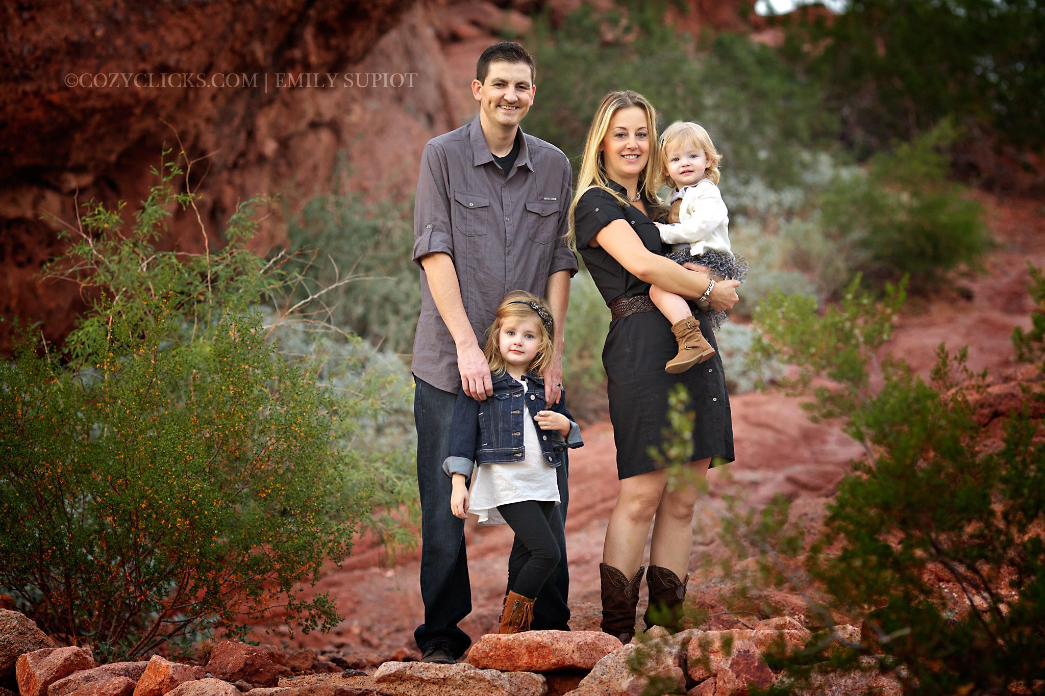 Phoenix Family Photography at Papago Park Hole in the Rock