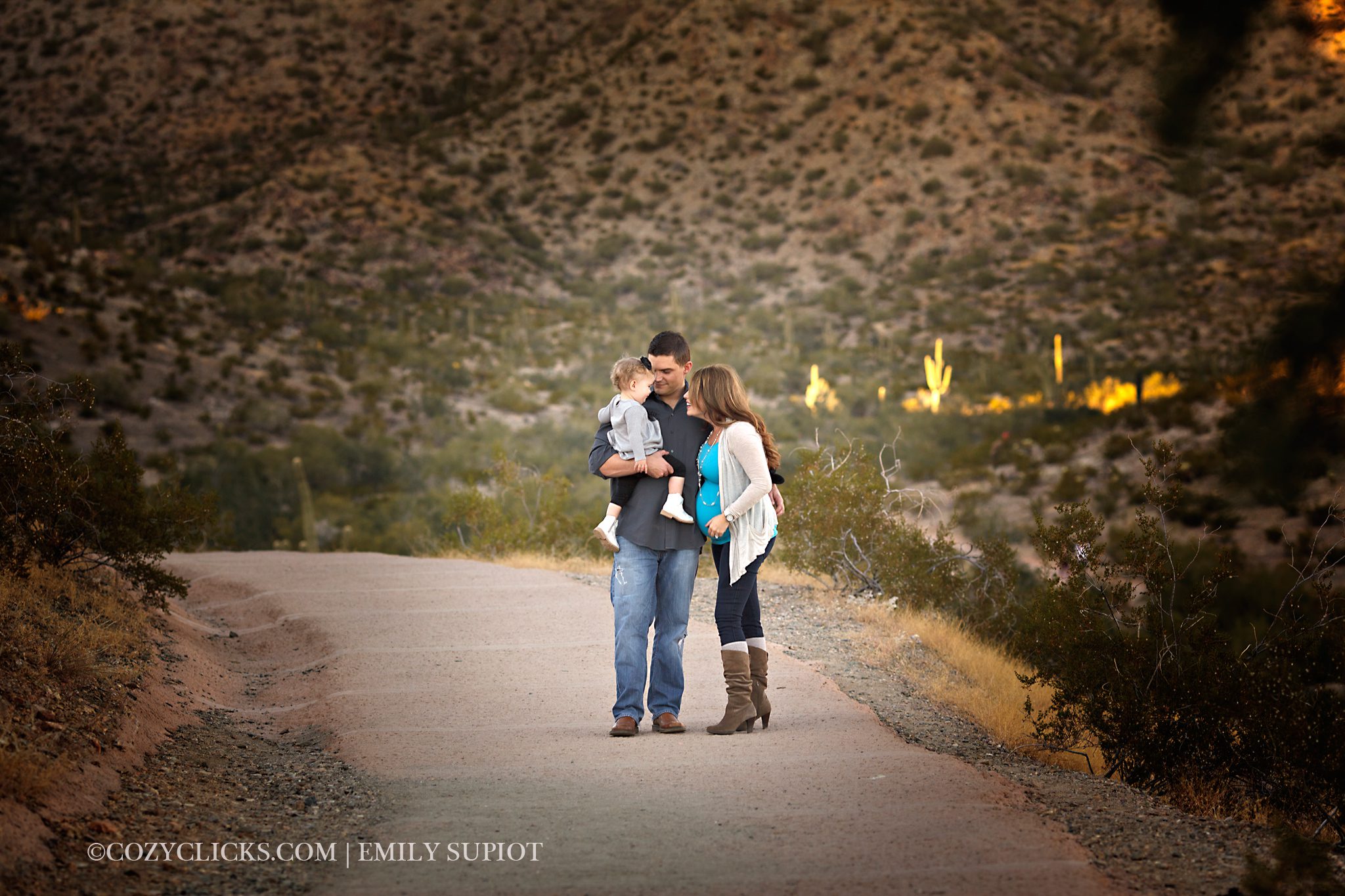 Fmaily maternity photographer in Ahwatukee at South Mountain