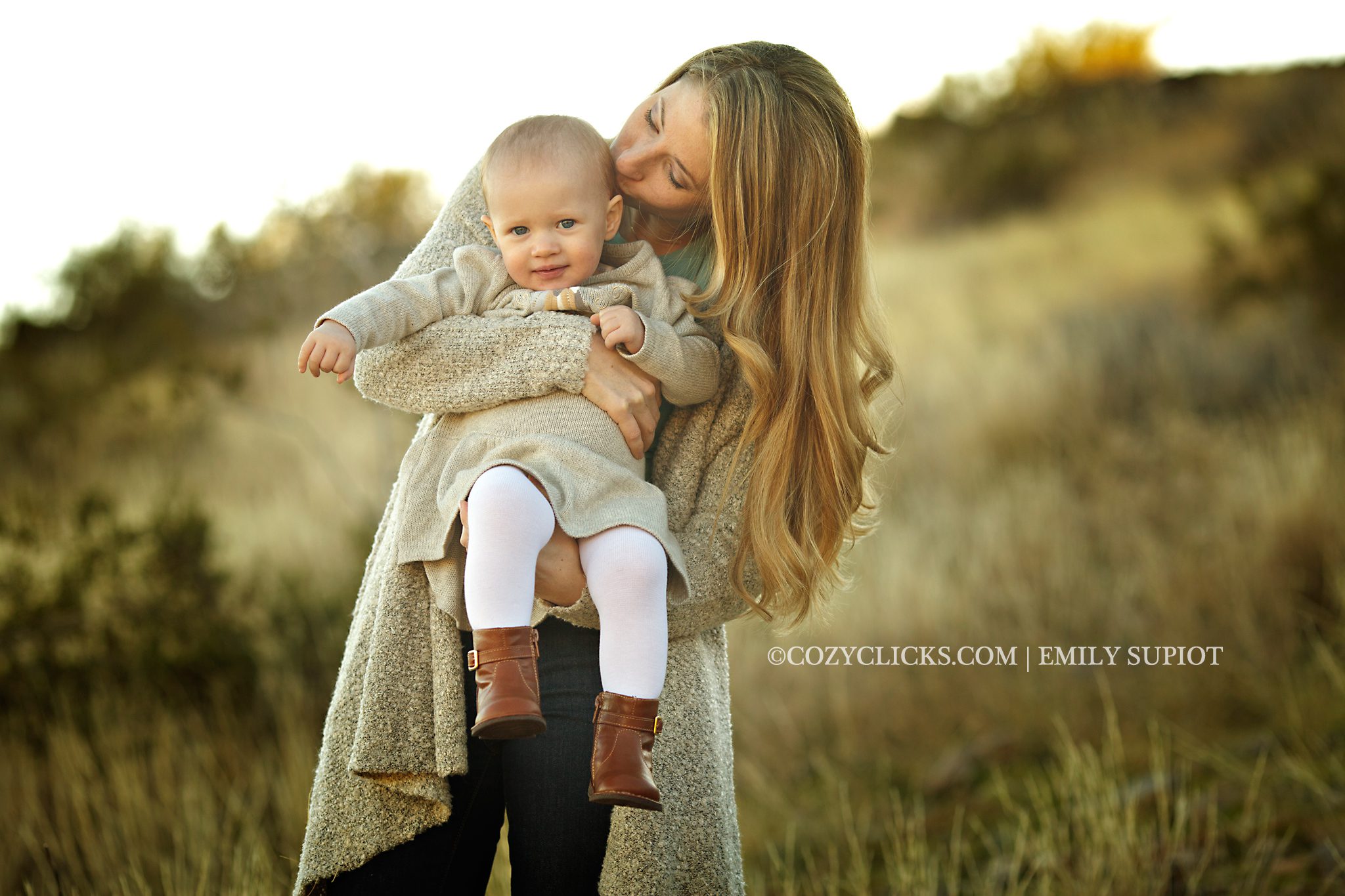 Mom and daughter photography in Phoneix near the mountain in Ahwatukee