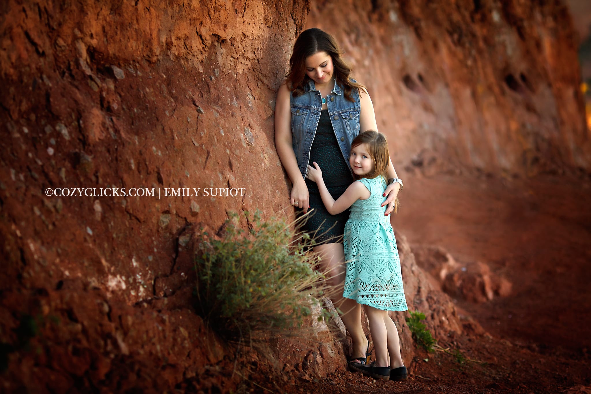 Mother and daughter photography in Phoneix at the Hole in the Rock at Papago Park