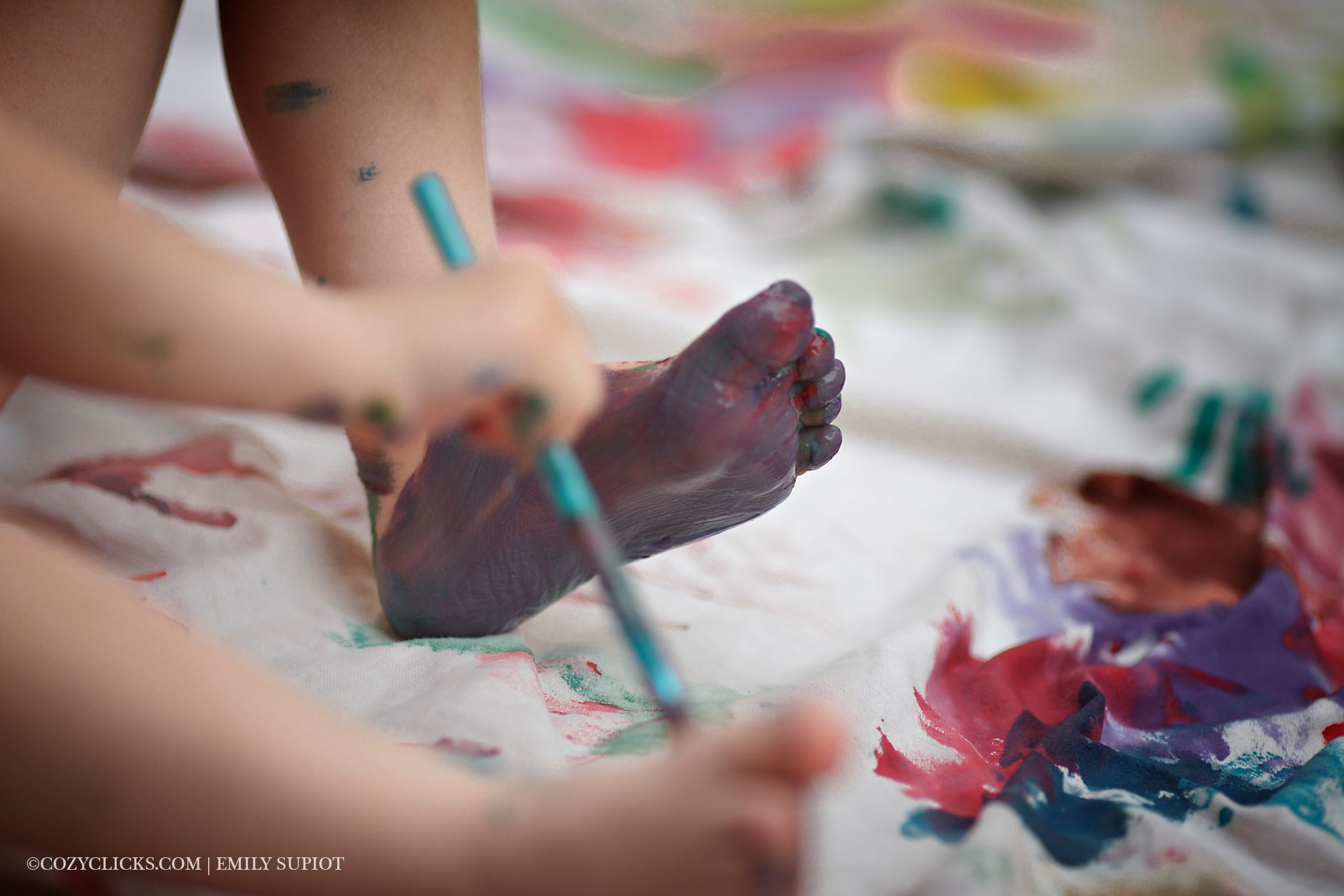 Painting feet in this fun activiyt fo rchildren to do in the summer time.