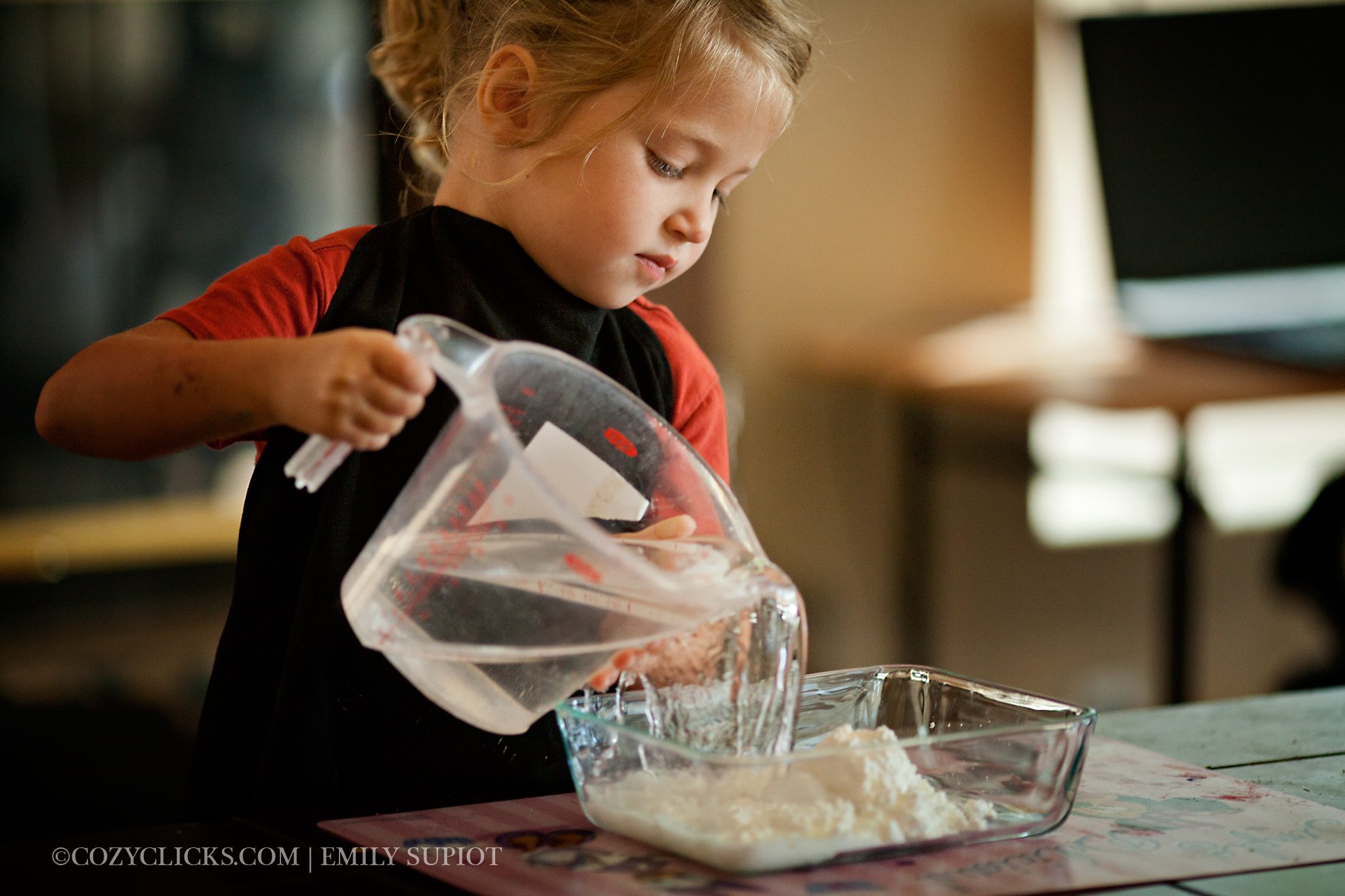 Mixing cornstarch and water makes a fun kids project