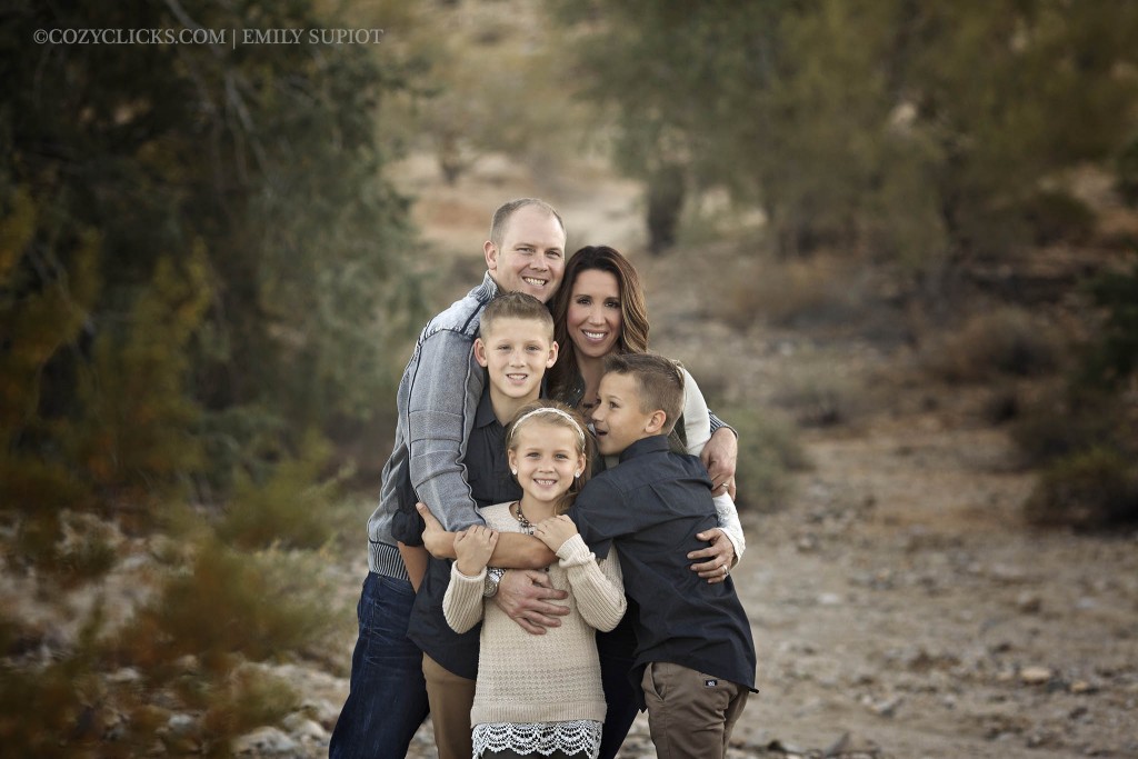 Family photographer at South Mountain Park in the mountains in Phoneix