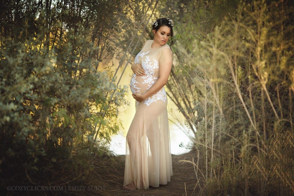 Stuuning pregnancy photograph near river in Phoenix, AZ