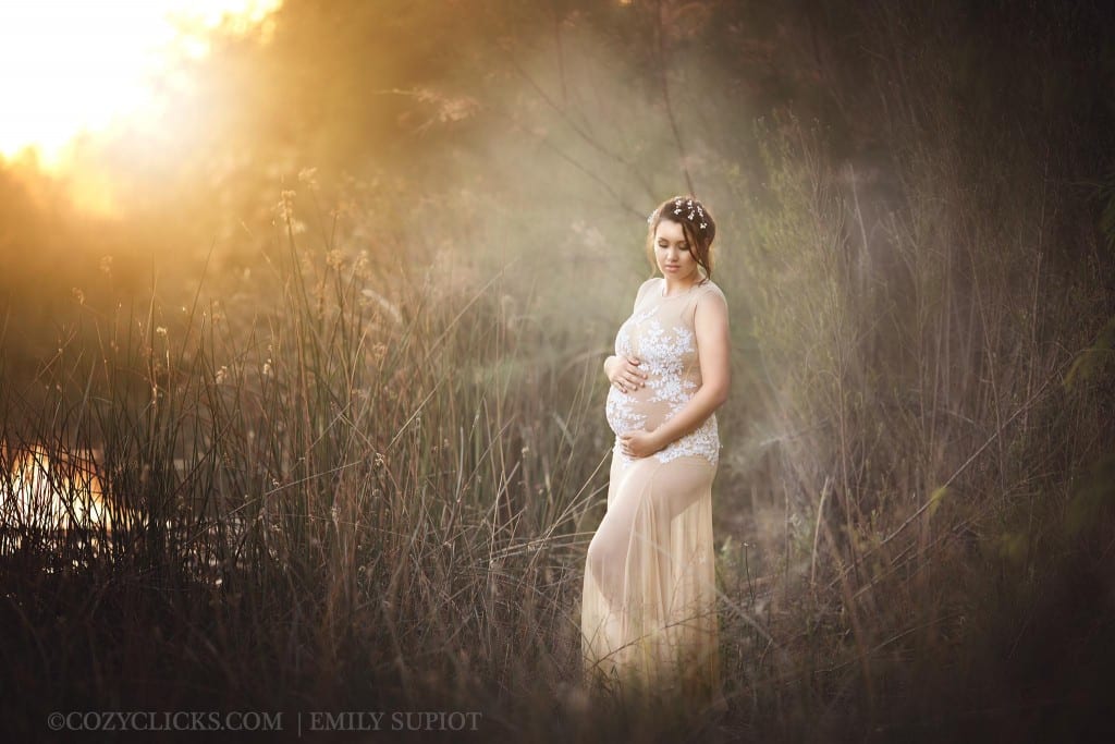 Pregnant mom in cCentral Phoenix poses for stunning maternity photo