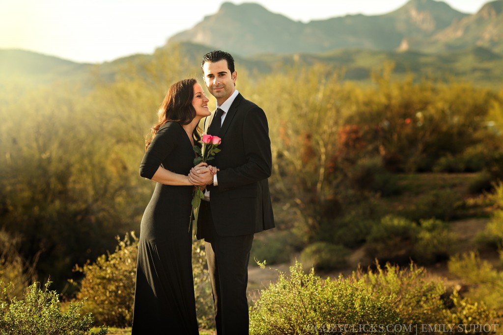 Couple portait in Phoneix at sunet with mountains in the back at lost Dutchman State Park