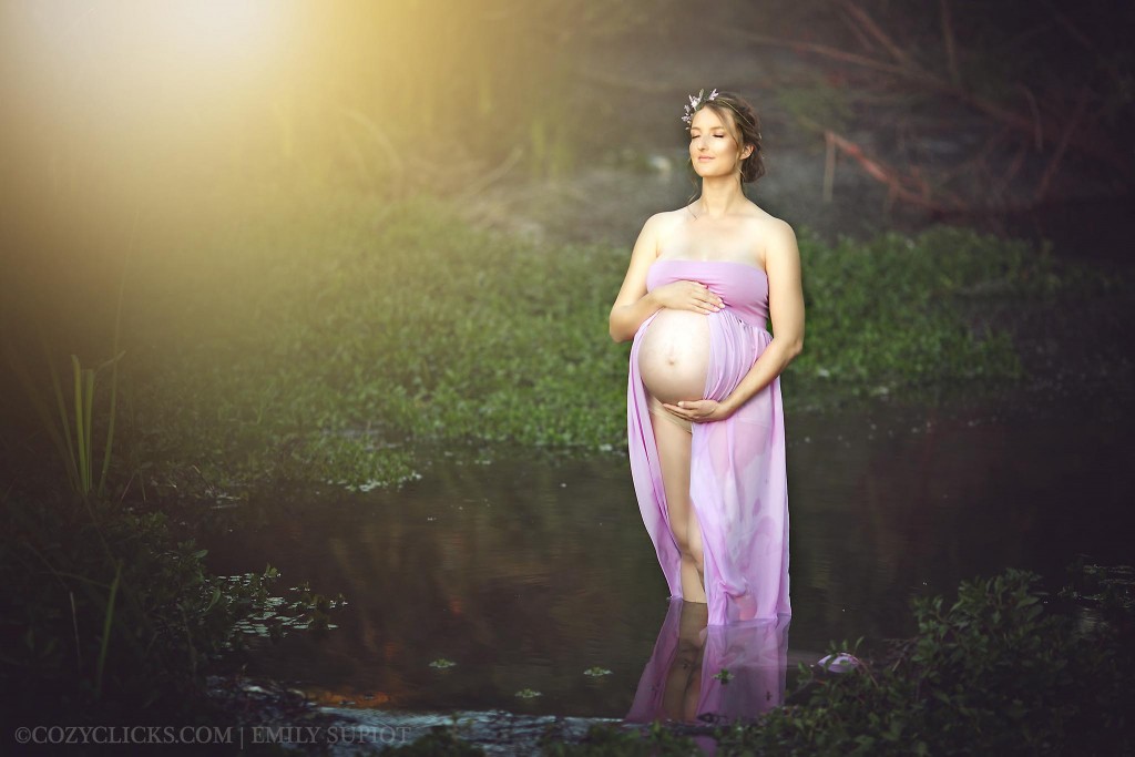 Salt River maternity photo in Central Phoenix. Pregnant mom in the water