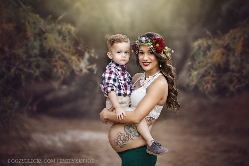 Maternity photgraphy at Coons Bluff Campground in Phoenix. Mom and son together