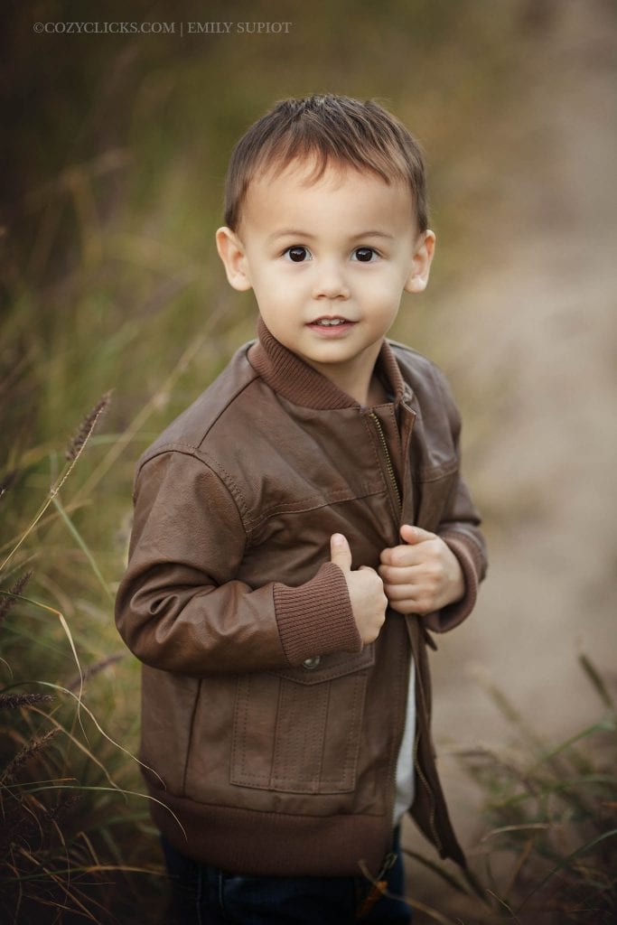 Phoenix, Arizona's best child photographer takes photo of three year old outdoors