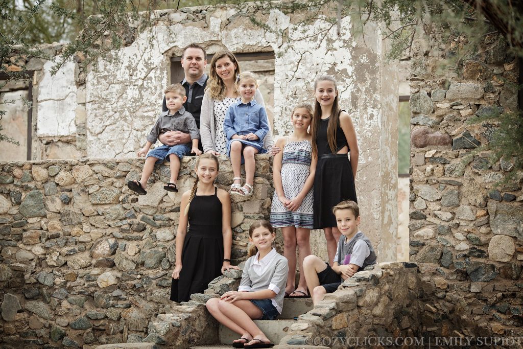 Easy ways to pose large families for portraits