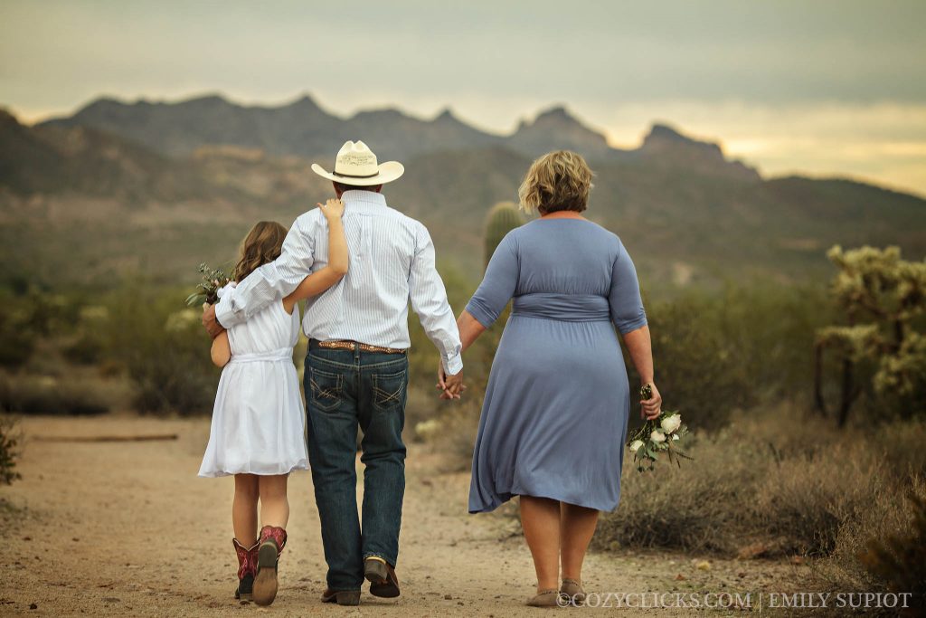 Gorgeous wedding photography in the desert at Superstition Mountains in Arizona