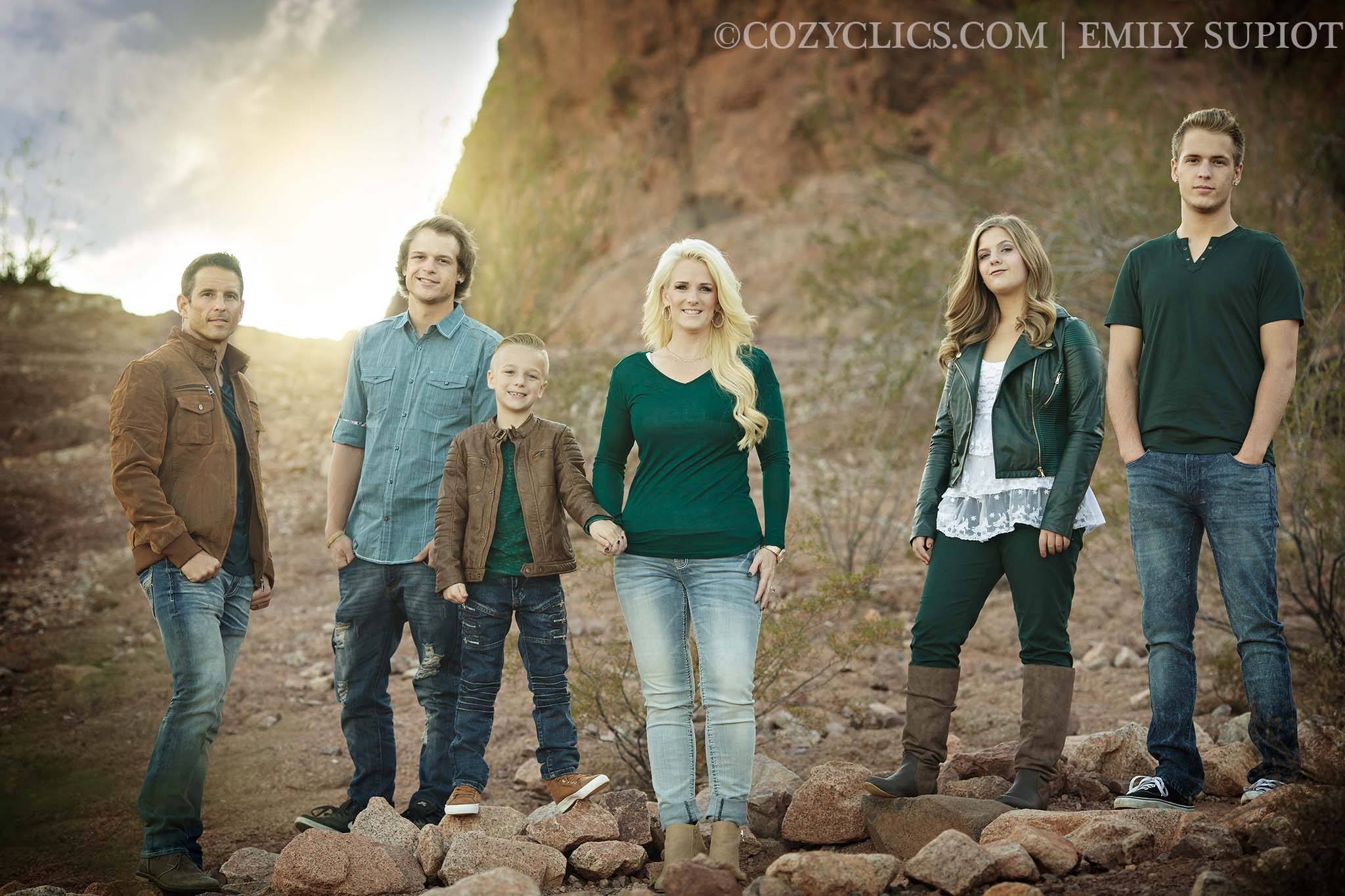 Family of 6 poses for portrait at the Hole in the Rock in Phoenix