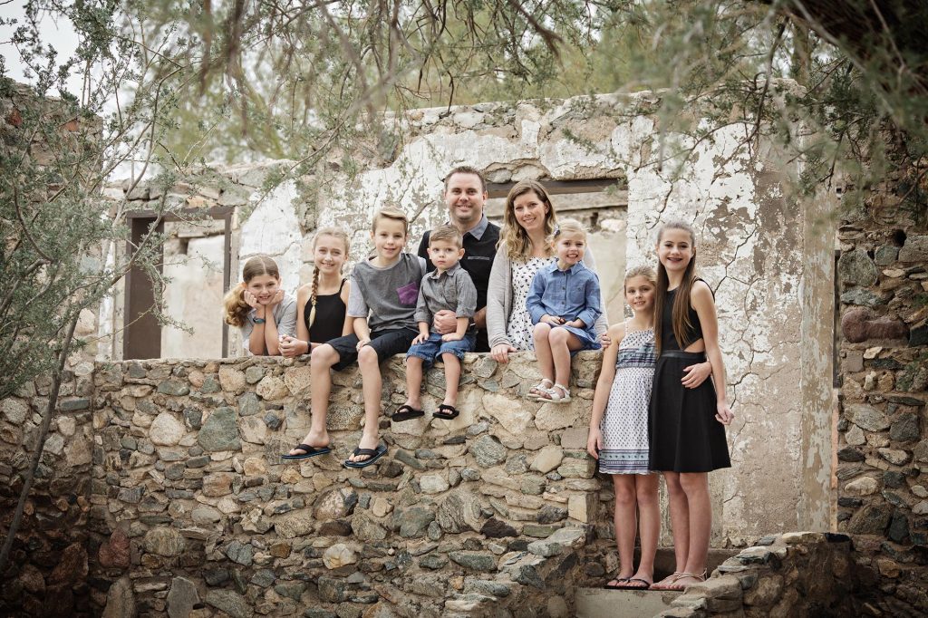 Large family portrait posing with a family of 7 kids in Arizona