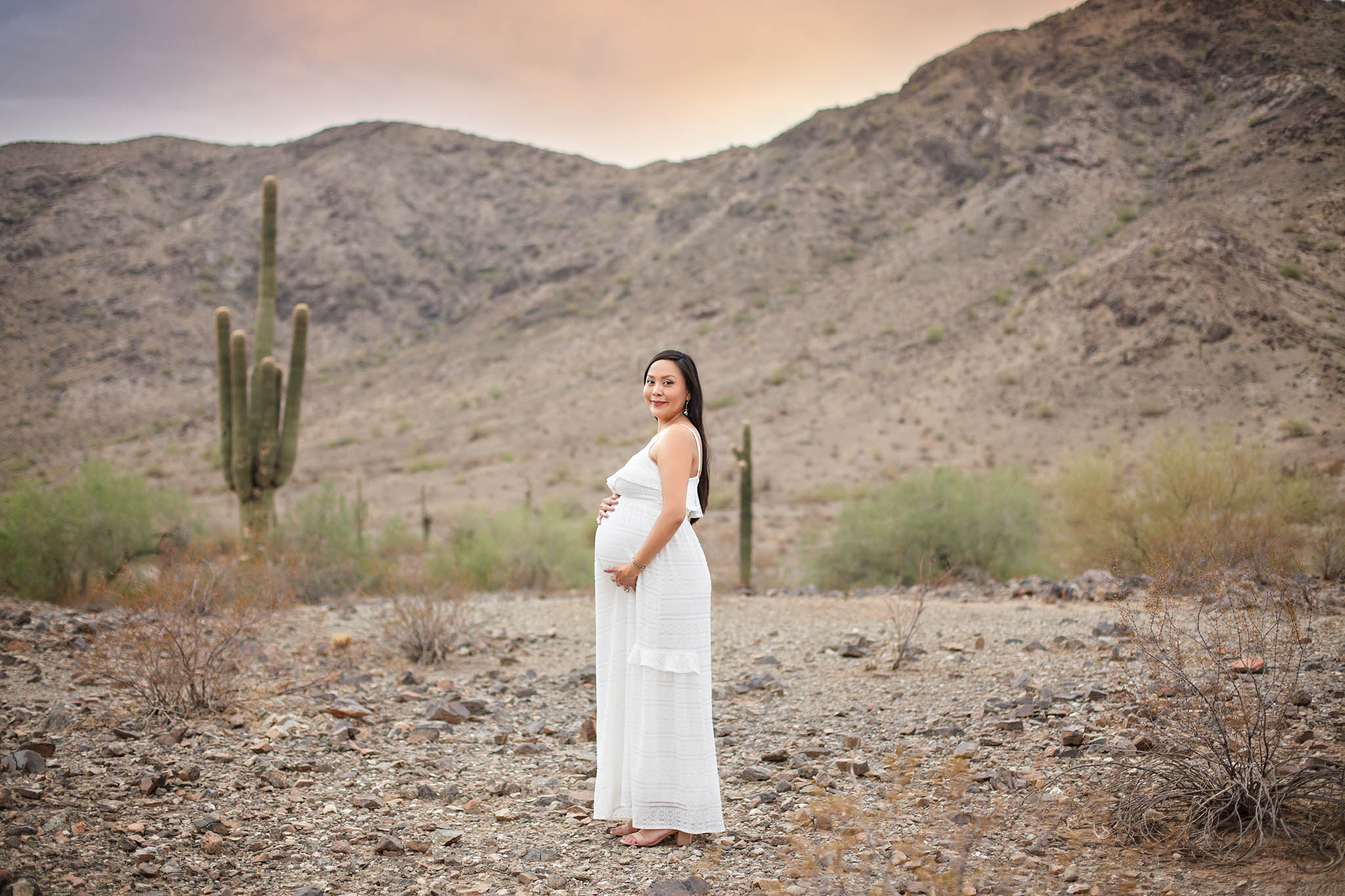 Maternity photos in the desert in Phoenix